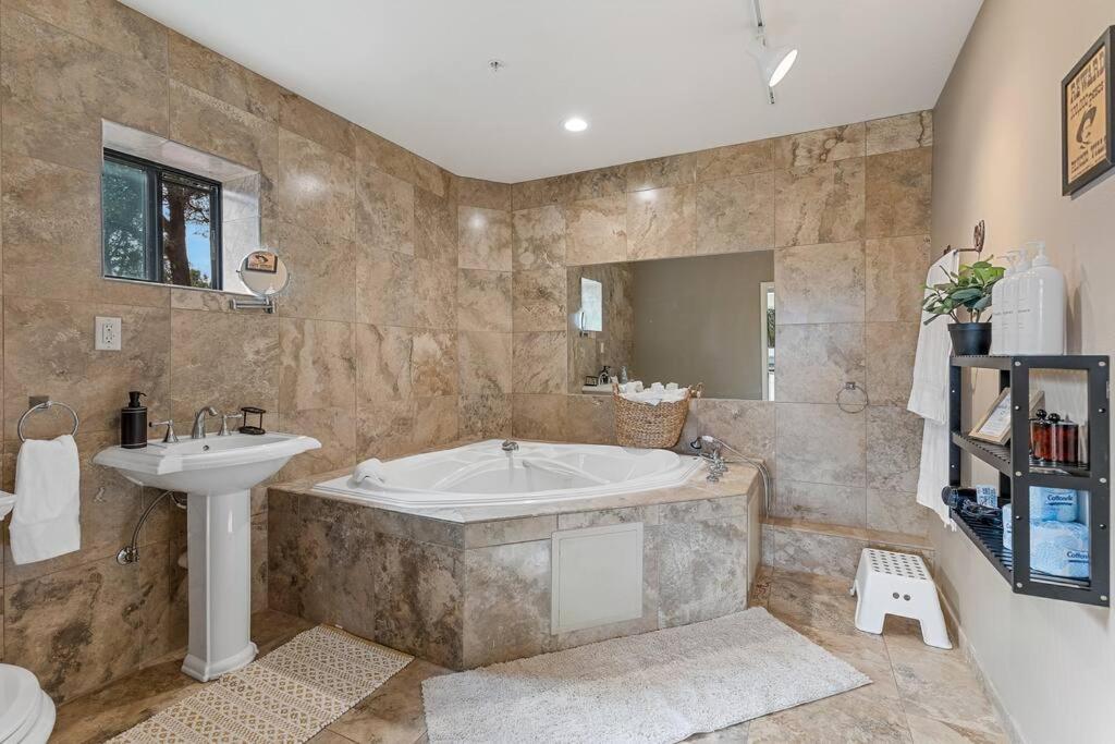 Close To Fresh Creek! Sleeps 12 ~ Amazing Views W/Serene Open Space ~ Hot Tub + Game Room ~ Trails Outside Седона Экстерьер фото