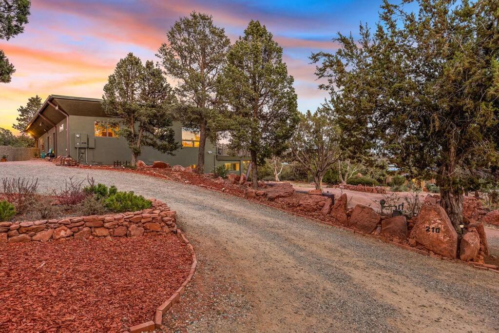 Close To Fresh Creek! Sleeps 12 ~ Amazing Views W/Serene Open Space ~ Hot Tub + Game Room ~ Trails Outside Седона Экстерьер фото