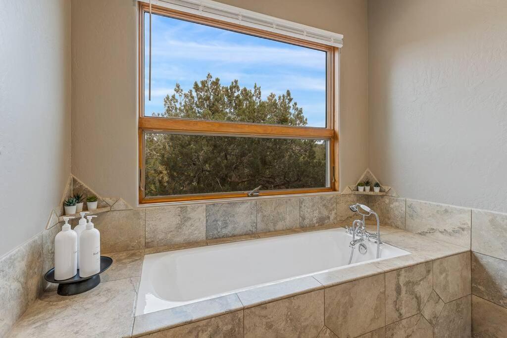 Close To Fresh Creek! Sleeps 12 ~ Amazing Views W/Serene Open Space ~ Hot Tub + Game Room ~ Trails Outside Седона Экстерьер фото